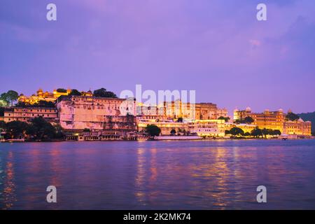 Udaipur City Palace am Abend ansehen. Udaipur, Indien Stockfoto