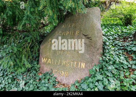 Der Gedenkstein mit der Inschrift: Hier schrieb Schiller den Wallenstein 1798 Stockfoto