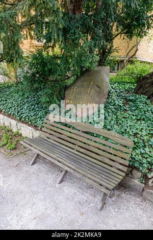 Gedenkstein mit der Inschrift: Hier schrieb Schiller den Wallenstein 1798, eine Bank im Garten von Schillers Sommerhaus Stockfoto