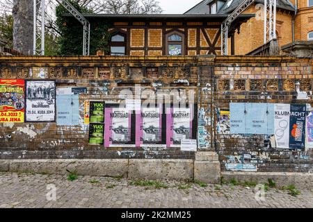 Plakatwerbung an einer alten Wand in Jena Stockfoto