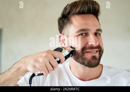 Sauberkeit ist neben Gottseligkeit. Die kurze Aufnahme eines hübschen jungen Mannes, der durchläuft, ist die morgendliche Routine im Badezimmer. Stockfoto