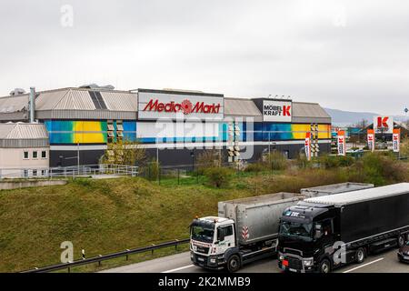 MediaMarkt und Möbel Kraft auf der Autobahn A4 in Jena Stockfoto