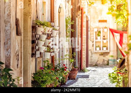 Gemütliche, enge Straße im Dorf Pano Lefkara. Larnaca District, Zypern Stockfoto