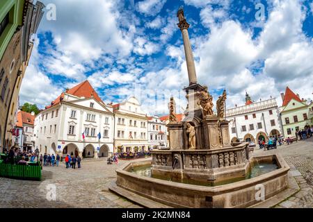 Die Pestsäule am Hauptplatz von Cesky Krumlov. Tschechische Republik Stockfoto