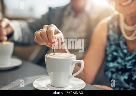 Etwas Besonderes auf ihrem Kaffee-Date zu rütteln. Aufnahme eines reifen Paares, das den Tag zusammen verbringt. Stockfoto