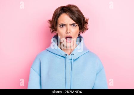 Foto von jungen liebenswert ziemlich niedlich schön wunderschöne Frau tragen blauen Pullover offenen Mund unglücklich sprachlos lustige Reaktion auf rosa Farbe isoliert Stockfoto