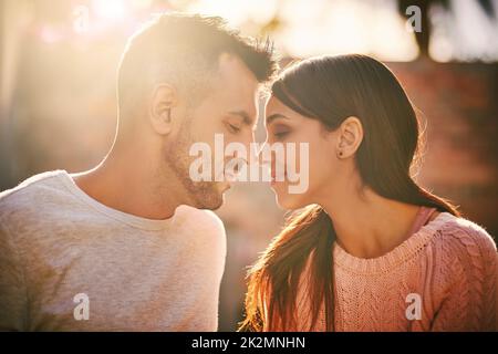 Liebe vor allem anderen. Aufnahme eines glücklichen jungen Paares, das im Freien Zeit zusammen verbringt. Stockfoto