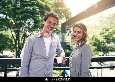 Nur eine Pause machen, bevor es wieder zum Erfolg kommt. Porträt von zwei Geschäftsleuten, die draußen eine Pause einlegen. Stockfoto