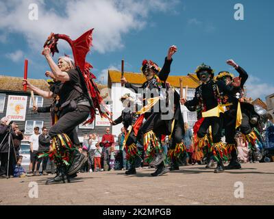 Walisische Morris-Tänzer auf Winkle Island in Rock A Nore beim Jack in the Green Festival 2022. Mai - Hastings East Sussex England Stockfoto