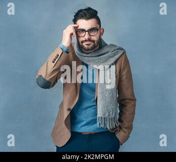 Wenn Sie sich mischen, wie werden Sie jemals abheben. Studioaufnahme eines stilvoll gekleideten jungen Mannes, der vor grauem Hintergrund posiert. Stockfoto