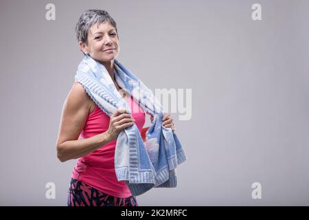 Eine attraktive Frau mit einem Handtuch um den Hals Stockfoto