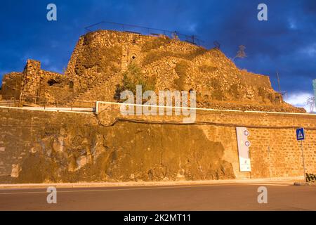 Sao Jose Fort bleibt, Hafenmauer beleuchtet bei Einbruch der Dunkelheit in Funchal Madeira Stockfoto