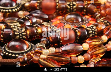 Halsketten und Armbänder auf schwarzem Hintergrund, Nahaufnahme Stockfoto