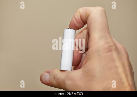 1.5 Volt AA-Batterie in der Hand Stockfoto