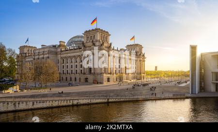 Der berühmte reichstag bei Sonnenuntergang in berlin Stockfoto