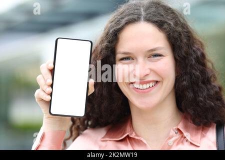 Glückliche Frau mit Bluse und leerem Telefonbildschirm Stockfoto