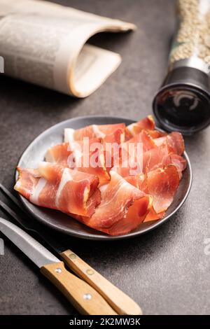 In Scheiben geschnittener schwarzwald-Schinken. Getrockneter Prosciutto-Schinken auf dem Teller. Stockfoto