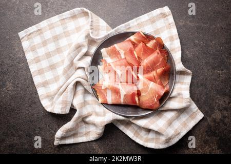 In Scheiben geschnittener schwarzwald-Schinken. Getrockneter Prosciutto-Schinken auf dem Teller. Stockfoto