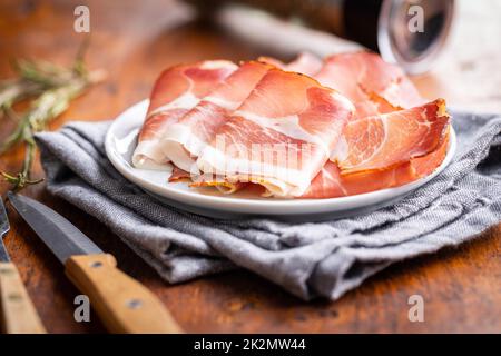 In Scheiben geschnittener schwarzwald-Schinken. Getrockneter Prosciutto-Schinken auf dem Teller. Stockfoto
