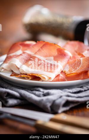 In Scheiben geschnittener schwarzwald-Schinken. Getrockneter Prosciutto-Schinken auf dem Teller. Stockfoto