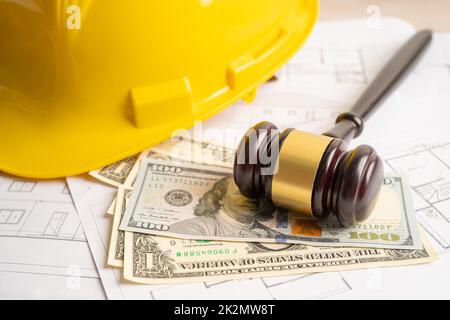 Bauplan und Hammer mit gelbem Helm und US-Dollar-Banknoten, Ingenieur- und Baurecht und Justiz. Stockfoto