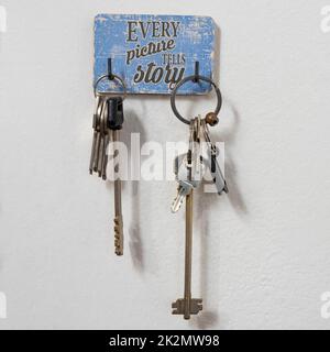Ein Schlüsselring, der an der Wand hängt Stockfoto