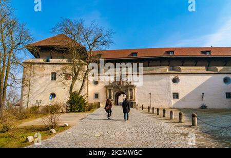 Zwei Personen gehen in Richtung Westseite der Echterbastei mit dem Befestigungstor Echtertor, in der Festung Marienberg in Würzburg. Die... Stockfoto