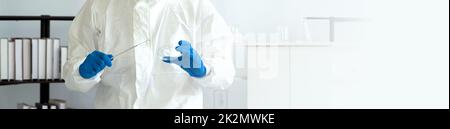 Epidemiologische Forscher in Virusschutzkleidung mit Impfnadel und chemischer Petrischale. COVID-19-Testverfahren im Labor. Stockfoto