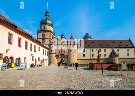 Schöne Panoramasicht auf den Hof Echterhof in der berühmten Festung Marienberg in Würzburg, Deutschland. Im Hintergrund steht das gotische Tor... Stockfoto