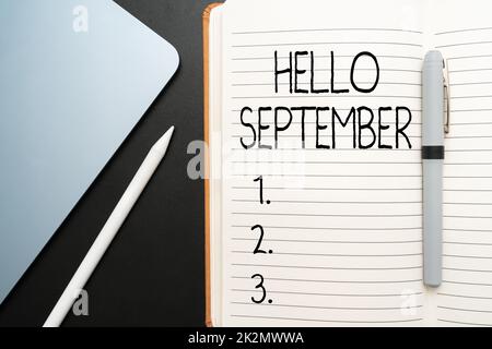 Schreiben mit Text Hallo September. Geschäftsinitiative, die gerne einen herzlichen Empfang für den Monat September erwartet, Bürobedarf über Schreibtisch mit Tastatur und Gläsern und Kaffeetasse zum Arbeiten Stockfoto