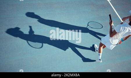 Tennis, Sport und Menschen auf dem Platz bei Sonnenschein mit Silhouette oder Schatten und Mockup. Aktive Fitness-Frau, Mann oder Profi-Sportlerin mit Stockfoto