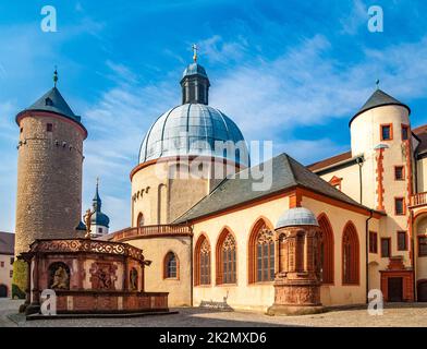 Schöner Blick auf den freistehenden Bergfried, das Renaissance-Brunnenhaus aus dem Jahr 1603 und die Marienkirche im Inneren des Gebäudes. Stockfoto