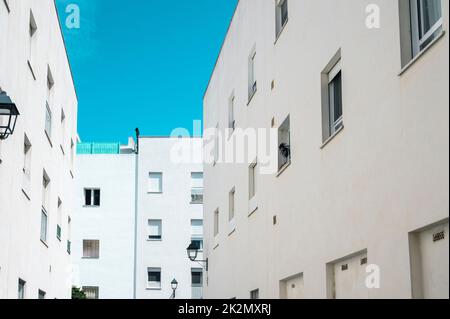 Ein weiß gestrichenes Appartementhaus in Cadaz, Spanien, das die moderne Architektur zeigt Stockfoto