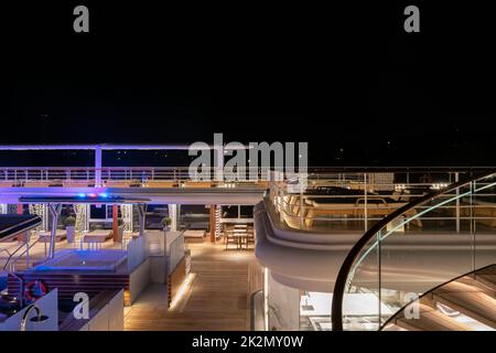 Ruhige Aussicht vom Deck eines Regent-Kreuzfahrtschiffs in der Nacht auf die Ostsee im Sommer Stockfoto