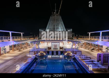 Ruhige Aussicht vom Deck eines Regent-Kreuzfahrtschiffs in der Nacht auf die Ostsee im Sommer Stockfoto