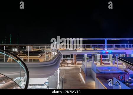 Blick vom Deck eines Regent-Kreuzfahrtschiffs in der Nacht auf die Ostsee im Sommer Stockfoto