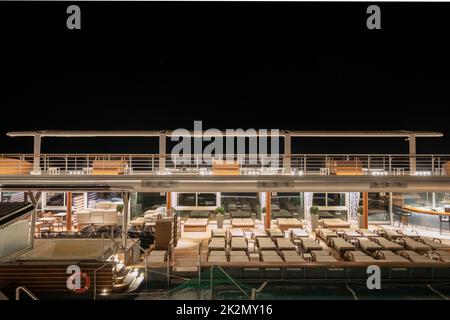 Blick vom Deck eines Regent-Kreuzfahrtschiffs in der Nacht auf die Ostsee im Sommer Stockfoto
