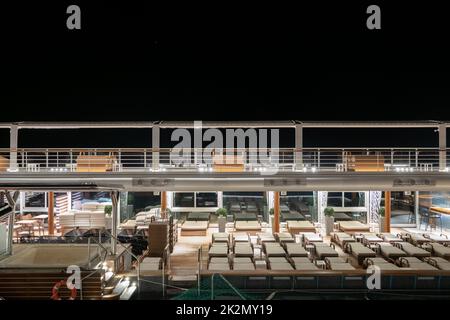 Blick vom Deck eines Regent-Kreuzfahrtschiffs in der Nacht auf die Ostsee im Sommer Stockfoto