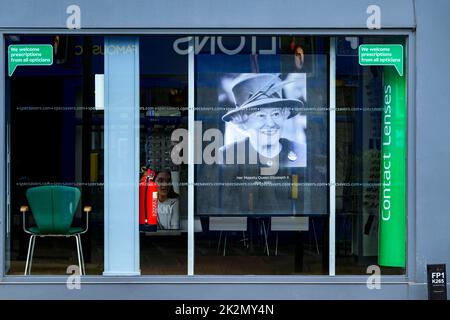 Queen's Death (emotionsgeladen ergreifende Hommage an das Titelbild des Shops, Erinnerung an die Anerkennung von Elizabeth 2) - Specsavers, Otley, England Großbritannien. Stockfoto