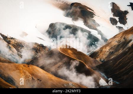 Schöne Landschaft des Touristen Mann zu Fuß auf Kerlingarfjoll Berg in geothermischen Bereich auf Hveradalir Trail im zentralen isländischen Hochland auf s Stockfoto