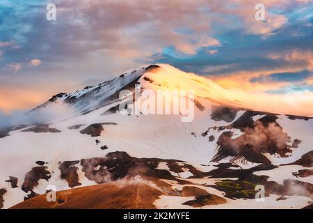 Fantastische Landschaft des Kerlingarfjolls mit farbenprächtiger Sonnenuntergangshimmel auf geothermaler Fläche im zentralen isländischen Hochland im Sommer bei I Stockfoto