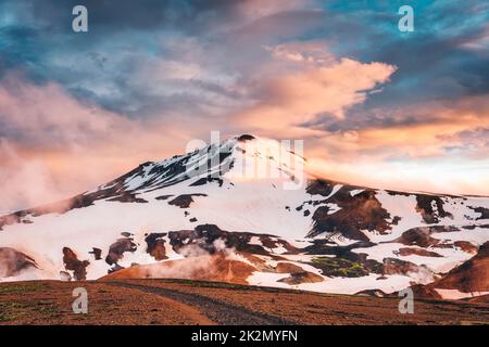 Fantastische Landschaft des Kerlingarfjolls mit farbenprächtiger Sonnenuntergangshimmel auf geothermaler Fläche im zentralen isländischen Hochland im Sommer bei I Stockfoto