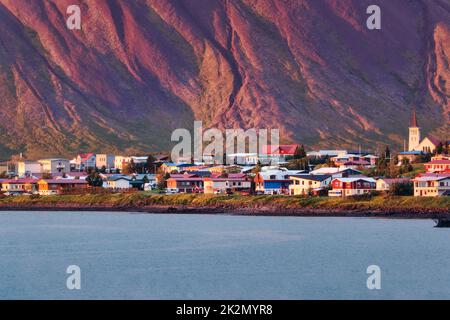 Im Sommer auf Island glühender Sonnenuntergang über dem isländischen Dorf an der Küste auf der Snaefellsnes-Halbinsel Stockfoto