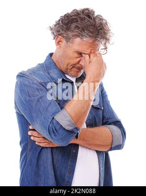 Lieber Stress, lasst uns aufbrechen. Eine Studioaufnahme eines gestressten reifen Mannes, isoliert auf Weiß. Stockfoto