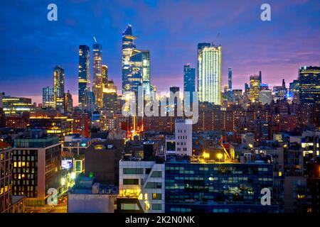 Farbenfrohe Nachtsicht auf die Skyline von New York City Stockfoto