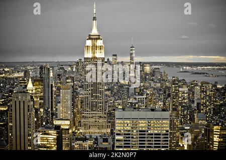 Epische Skyline von New York City in Schwarz und Weiß mit gelben Lichtern bei Nacht Stockfoto