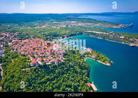 Die Dächer der Stadt Omisalj und die Bucht aus der Vogelperspektive Stockfoto