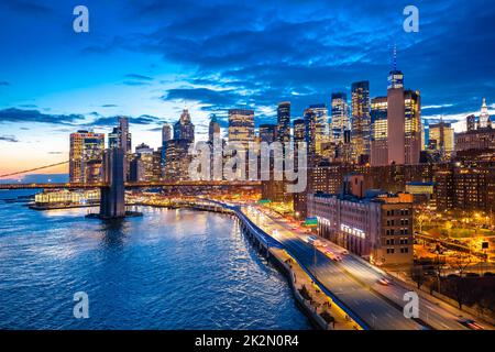 Abendlicher Blick auf die legendäre Skyline von New York City und die Brooklyn Bridge Stockfoto