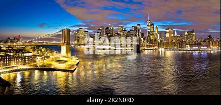 Abendlicher Blick auf die legendäre Skyline von New York City und die Brooklyn Bridge Stockfoto