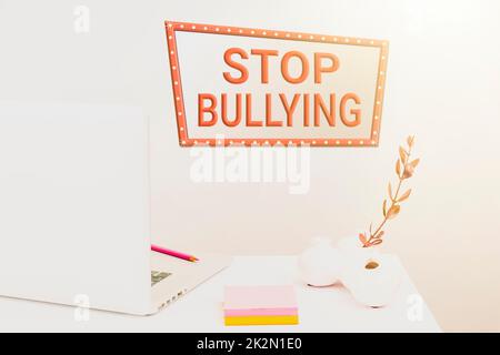 Schild mit dem Hinweis „Stop Bullying“. Geschäftsansatz Kampf und Beseitigung dieses aggressiven inakzeptablen Verhaltens Tidy Workspace Setup, Writing Desk Tools Equipment, Smart Office Stockfoto